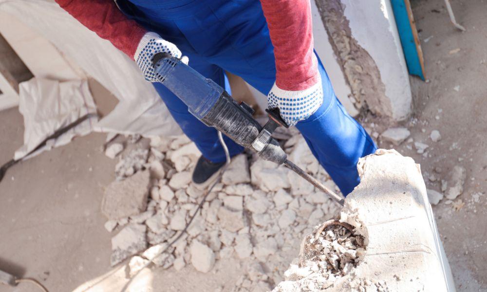 A fúrókalapács kiválóan funkcionál beton vagy csempe fúrásakor. A fúrókalapács kiválóan funkcionál beton vagy csempe fúrásakor.