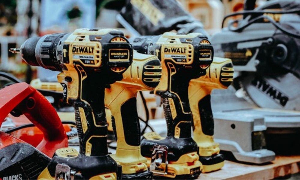 Fúrókalapács kiválasztásakor figyelembe kell venni a teljesítményt, a méretet és súlyt. Fúrókalapács kiválasztásakor figyelembe kell venni a teljesítményt, a méretet és súlyt.