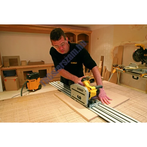 DeWalt merülőfűrész vezetősínnel DWS520KTR-QS