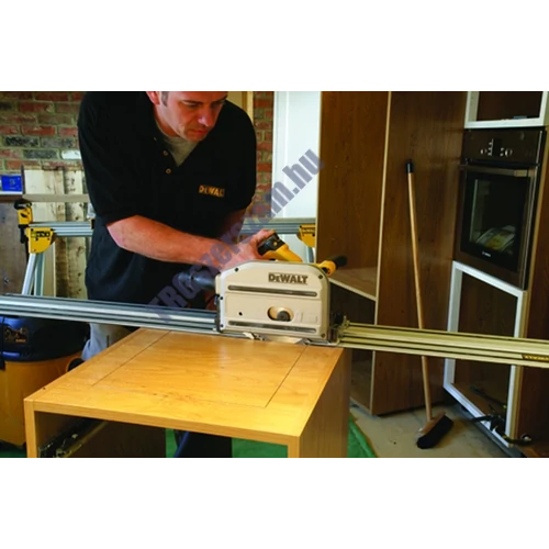 DeWalt merülőfűrész vezetősínnel DWS520KTR-QS