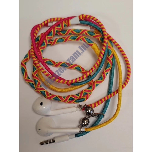 Vezetékes fülhallgató  kézzel készített kötéllel burkolva