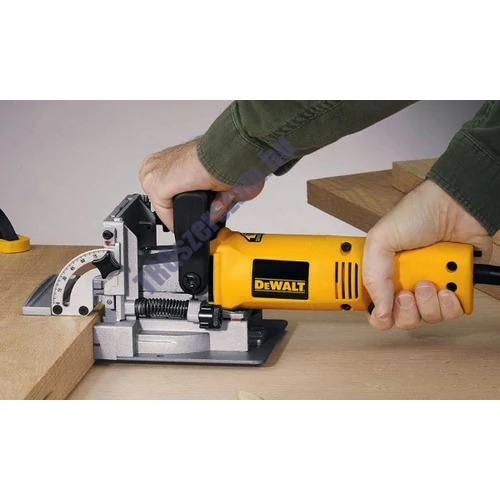 DeWalt 600W Tárcsásmaró DW682K-QS